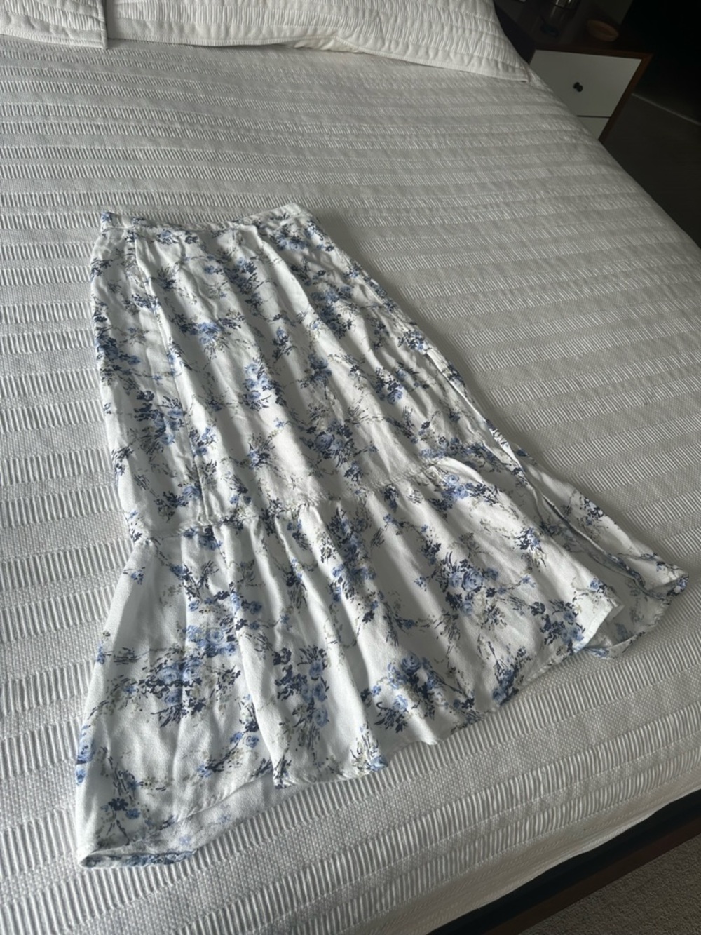 Women’s A&FWhite Floral Midi Skirt with Blue Print